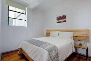 2 bedrooms, internet, bed sheets