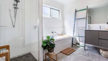 Serviettes fournies, savon, shampoing, papier toilette