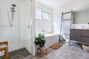 Toalhas de banho, sabonete, shampoo, papel higiênico