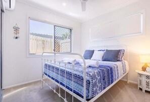 3 bedrooms, WiFi, bed sheets - Judez Place - Central, modern Townhouse (Yeppoon)
