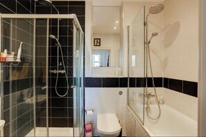 SĂšche-cheveux, serviettes fournies, savon, papier toilette