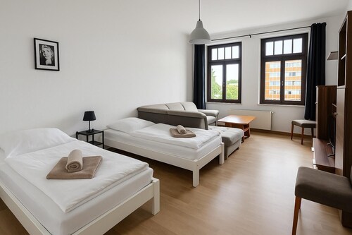 Spacious apartment with 2 parking spaces / Wifi / quiet & central