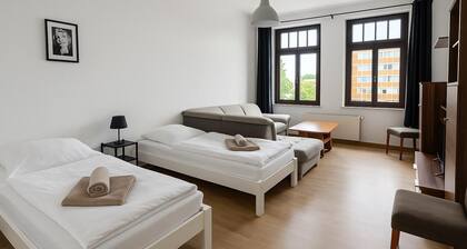 Spacious apartment with 2 parking spaces / Wifi / quiet & central