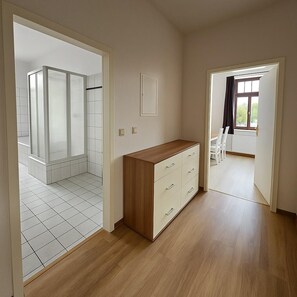 Interior - Spacious apartment with 2 parking spaces / Wifi / quiet & central (Chemnitz)