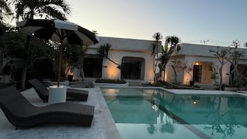 Una piscina al aire libre