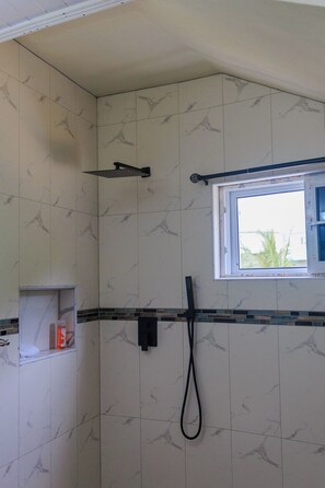 Dusche, Haartrockner, Handtücher, Seife