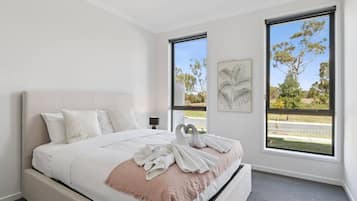 6 bedrooms, iron/ironing board, WiFi, bed sheets