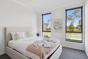 6 bedrooms, iron/ironing board, WiFi, bed sheets