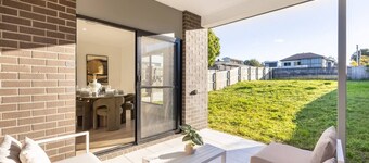 Spacious 5BR Home in Heart of Sunnybank |Sleeps 10