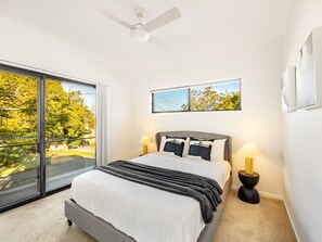 5 bedrooms, iron/ironing board, WiFi, bed sheets