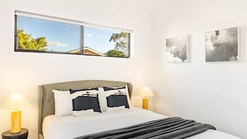 5 bedrooms, iron/ironing board, WiFi, bed sheets