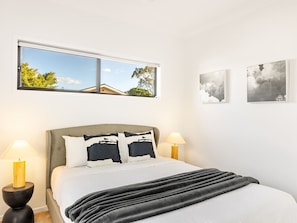 5 bedrooms, iron/ironing board, WiFi, bed sheets