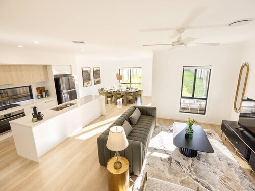 Spacious 5BR Home in Heart of Sunnybank |Sleeps 10