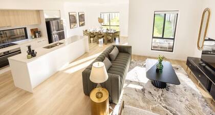 Spacious 5BR Home in Heart of Sunnybank |Sleeps 10
