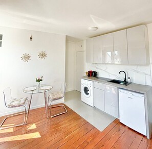 Mikrowelle, Wasserkocher mit Kaffee-/Teezubehör, Toaster