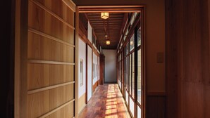 Un corridoio in legno con ampie finestre e una lampada a soffitto.