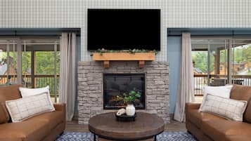 Smart-TV, Kamin, Videospiele, Bücher