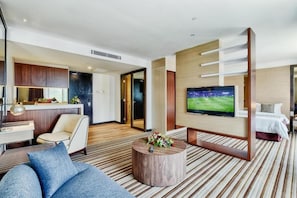 Executive Premier King | Minibar, in-room safe, desk, laptop workspace