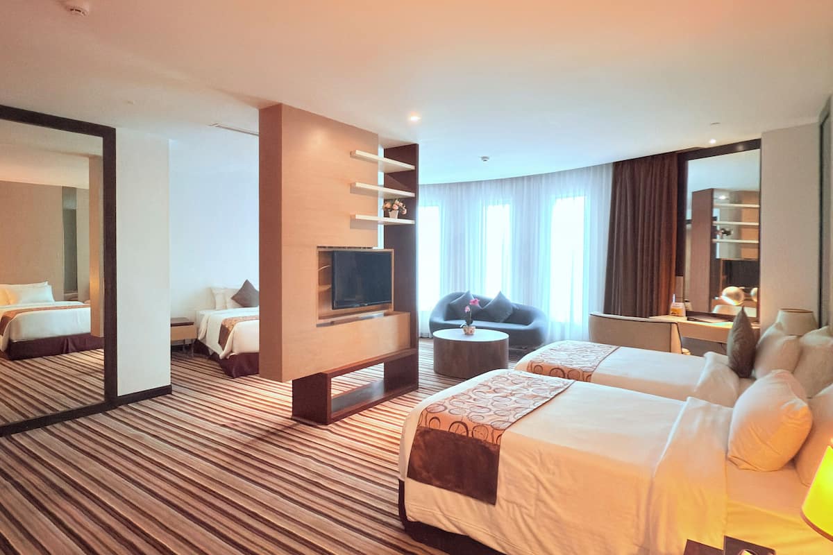 Deluxe Triple Room | Minibar, in-room safe, desk, laptop workspace