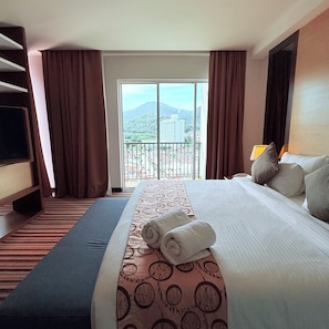 Executive King | Minibar, in-room safe, desk, laptop workspace
