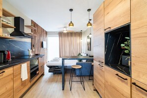 Frigorífico, horno, cafetera o tetera y tostadora