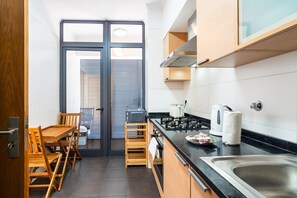 Køleskab, mikrobølgeovn, ovn, kogeplade