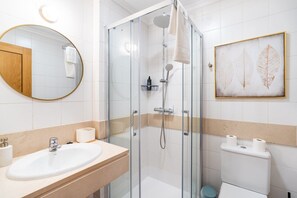 Dusche, Haartrockner, Handtücher