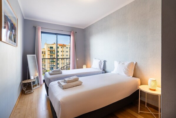 2 bedrooms, iron/ironing board, internet, bed sheets