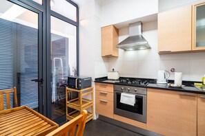 Een koelkast, een magnetron, een oven, een kookplaat