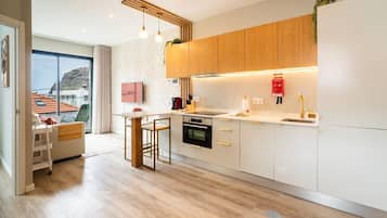 Een koelkast, een oven, een vaatwasser, een koffiezetapparaat/waterkoker