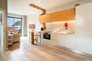 Fridge, oven, dishwasher, coffee/tea maker