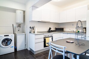 Kühlschrank, Mikrowelle, Ofen, Geschirrspüler