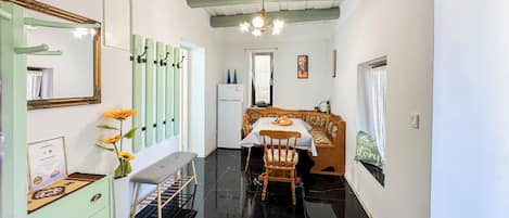 Familienhaus, Mehrere Schlafzimmer (Nora Guest House) | Speisen
