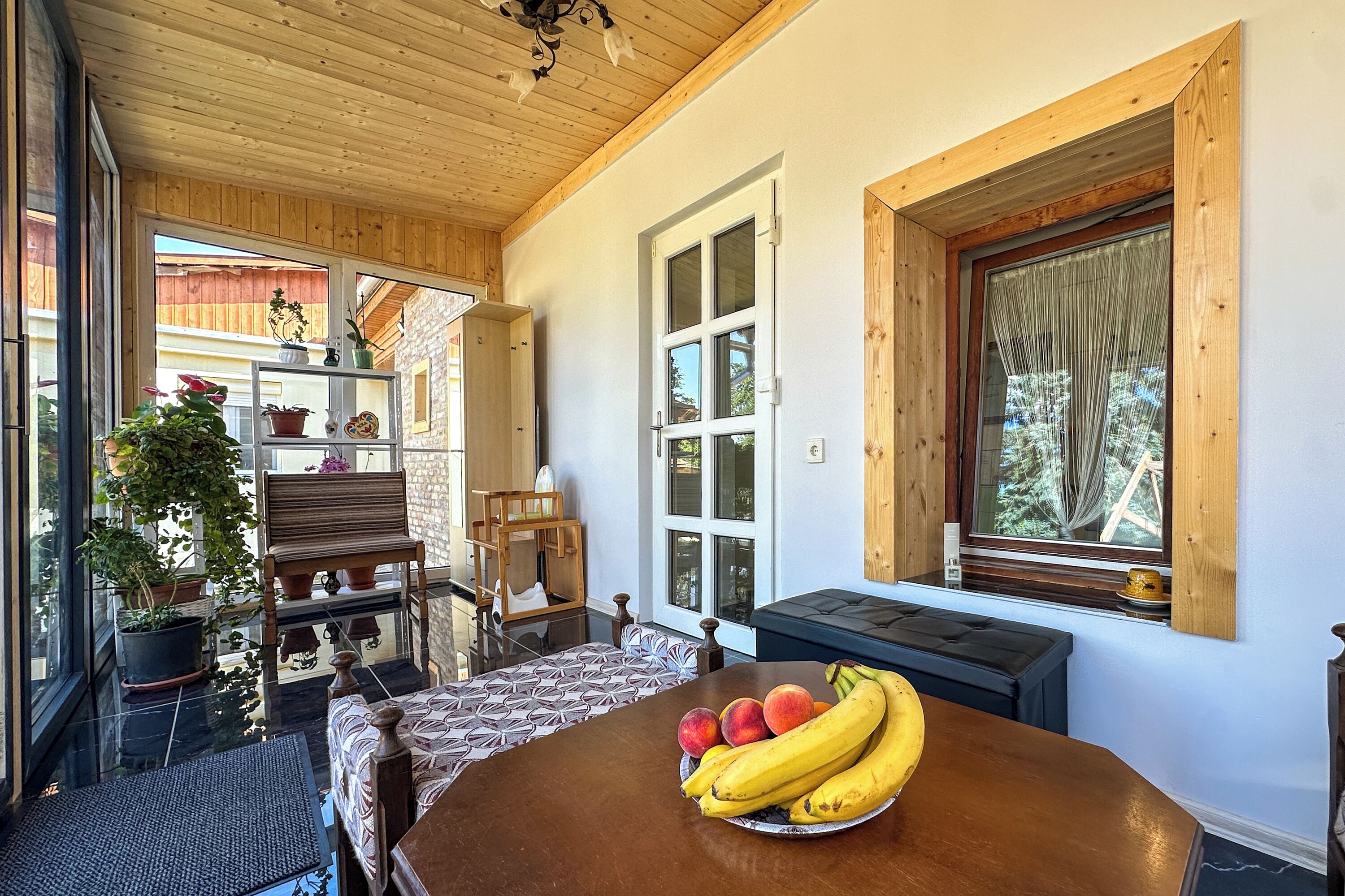 Rumah Keluarga, beberapa kamar (Nora Guest House) | Tempat makan outdoor