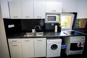 家庭單棟房屋, 多間臥室 (Nora Guest House) | 私人廚房 | 雪櫃、微波爐、焗爐、爐具