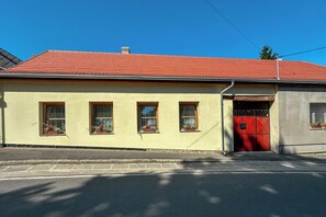 Familjehus - flera sovrum (Nora Guest House) | Exteriör
