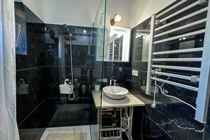Perhetalo, 2 makuuhuonetta (Nora Guest House) | Kylpyhuone | Suihku, hiustenkuivaaja, pyyhkeet, saippua