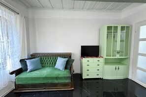 Familjehus - flera sovrum (Nora Guest House) | Vardagsrum | 21-tums platt-tv med kabelkanaler