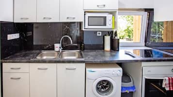 Family House, 2 Bedrooms, Microwave (Nora Guest House 2BR & Garden) | Private kitchen