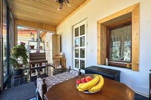 Familienhaus, Mehrere Schlafzimmer (Nora Guest House) | Speisen im Freien