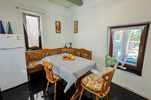 Family House, Multiple Bedrooms (Nora Guest House) | Living room