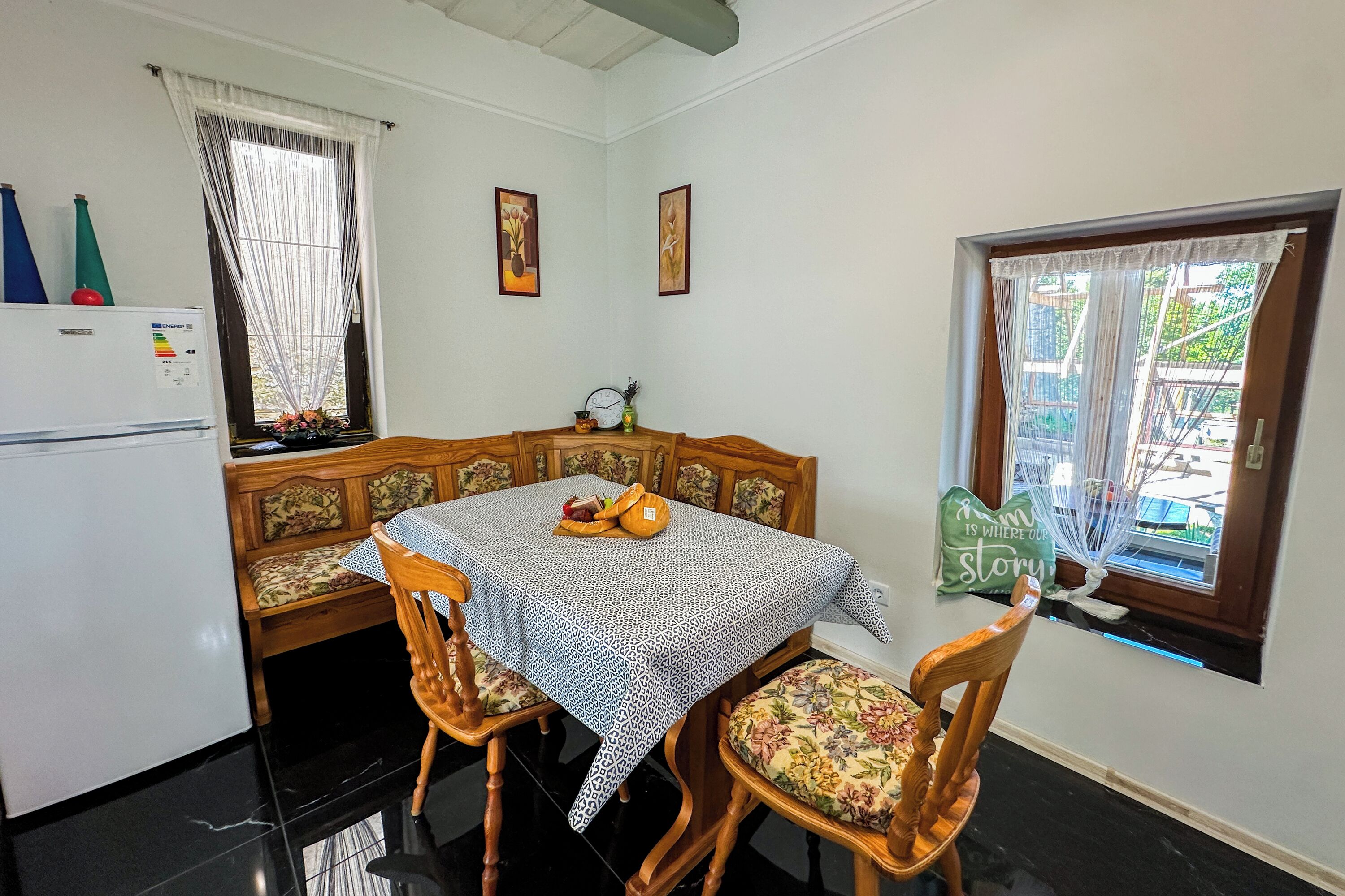 Familienhaus, Mehrere Schlafzimmer (Nora Guest House) | Speisen