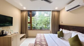 Premier Room | Soundproofing, free WiFi - Iris Suites Kalkaji (New Delhi)