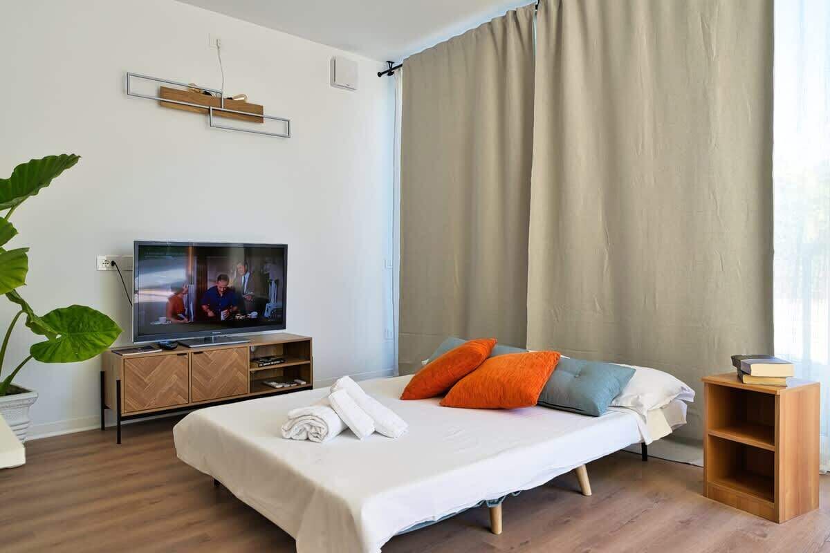 2 bedrooms, iron/ironing board, bed sheets, wheelchair access