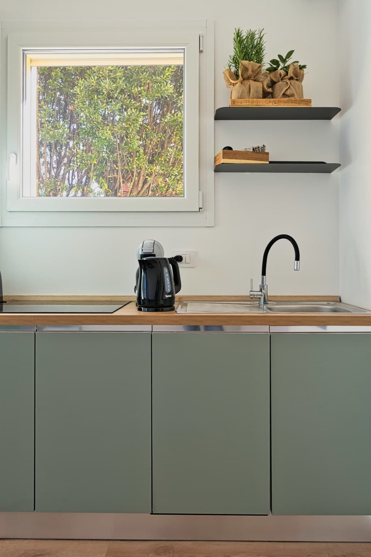 Réfrigérateur, plaque de cuisson, lave-vaisselle, grille-pain