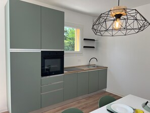 Frigorífic, forn, placa de cuina i rentaplats 