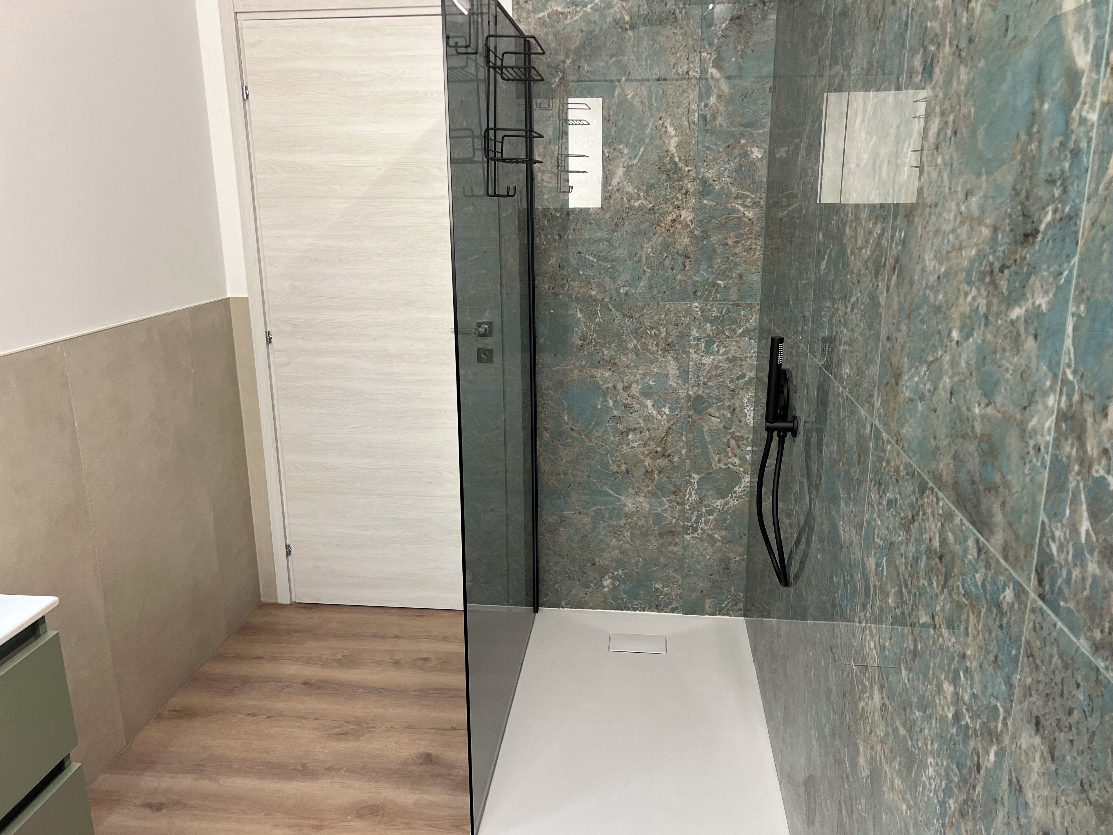 Haartrockner, Handtücher, Seife, Shampoo