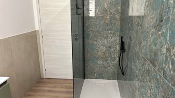 Asciugacapelli, asciugamani, sapone, shampoo