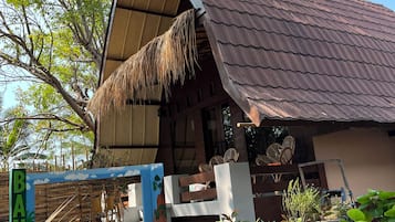 Bungalow Deluxe, vista al jardín | Escritorio, espacio para trabajar con laptop y wifi gratis