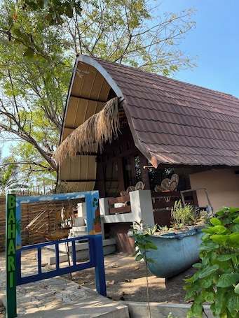 Deluxe Bungalow, Garden View | Desk, laptop workspace, free WiFi, bed sheets